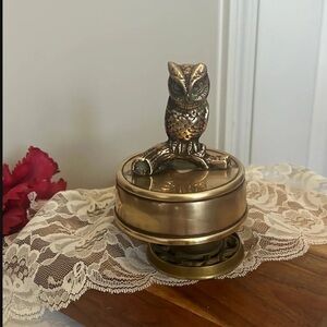 Vintage Brass Owl plays music